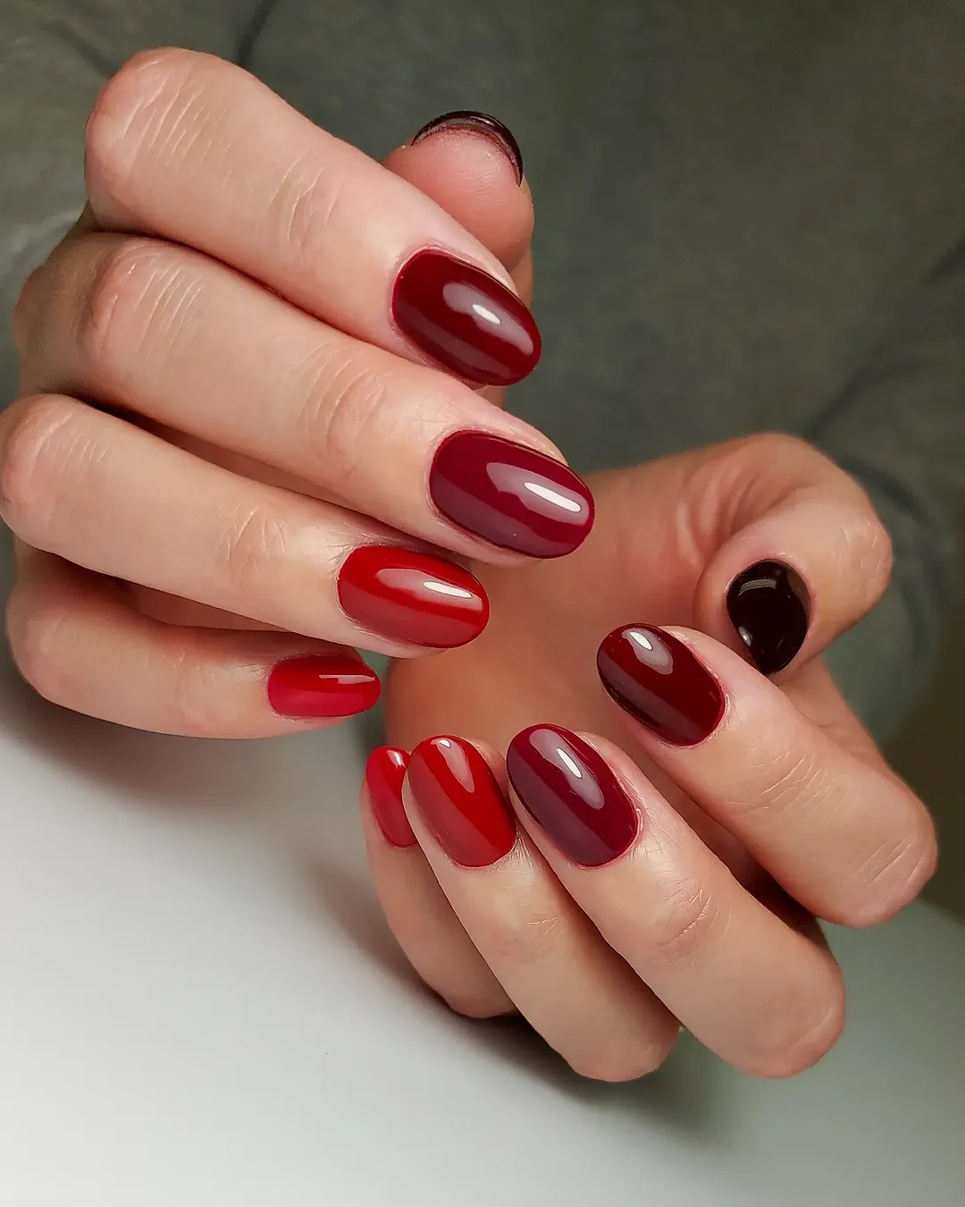 Gradient red ombre nails