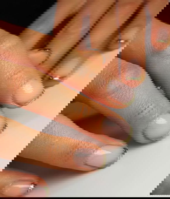 nude and gold nails jark