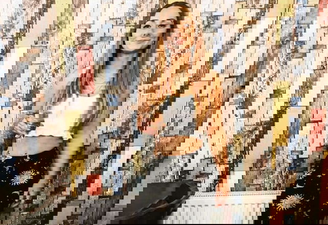 Laura Kemp with straight hair before trying heatless curls