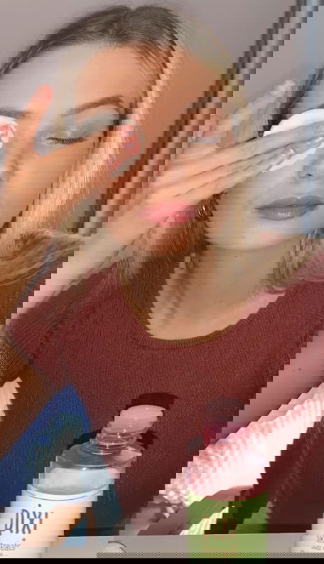 how to apply mascara image of using toner