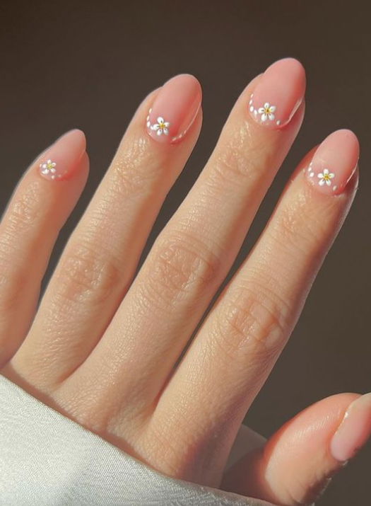 short nails with flower cuffs