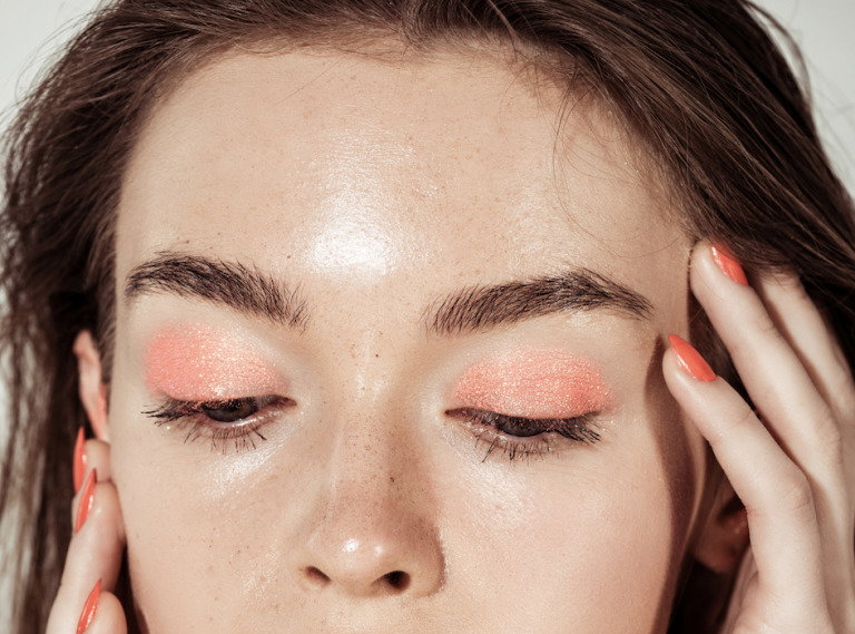 How to Get Waterproof Mascara Off the Right Way