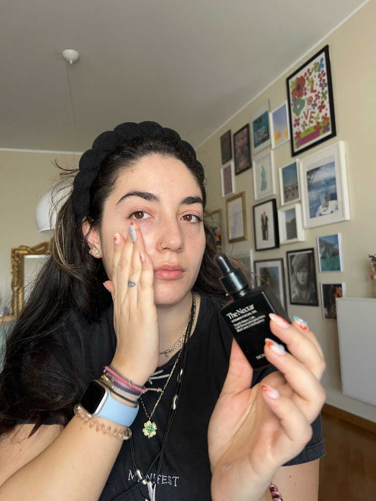 apply-oil | Live That Glow Journalist Fani Mari shows how to use face oil before using a gua sha