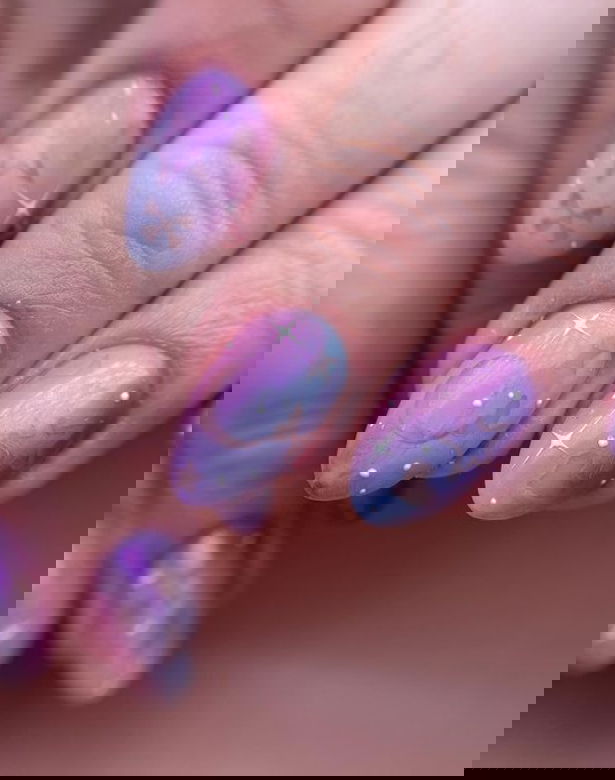 baby pink and blue chrome nails with stencils | Live That Glow baby pink and blue chrome nails with stencils