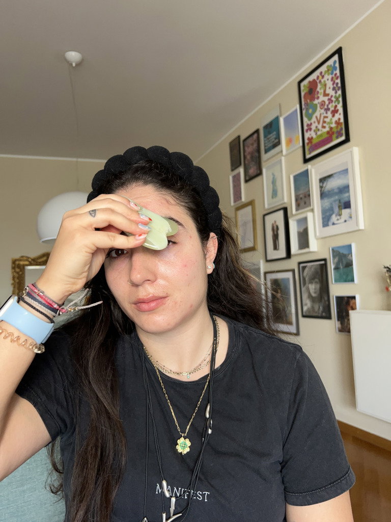 forehead5 | Live That Glow Journalist Fani Mari shows how to use a gua sha on your eyes