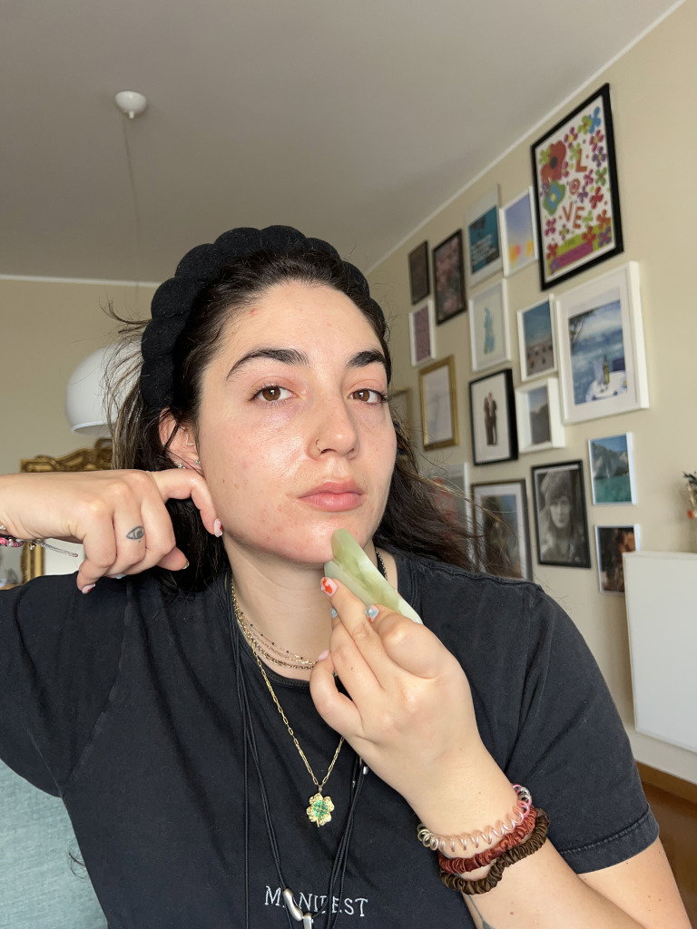 jowls1 | Live That Glow Journalist Fani Mari shows how to use a gua sha on your jawline