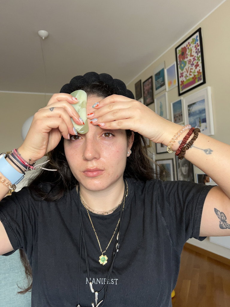 prep-step3 | Live That Glow Journalist Fani Mari shows how to use a gua sha on your forehead