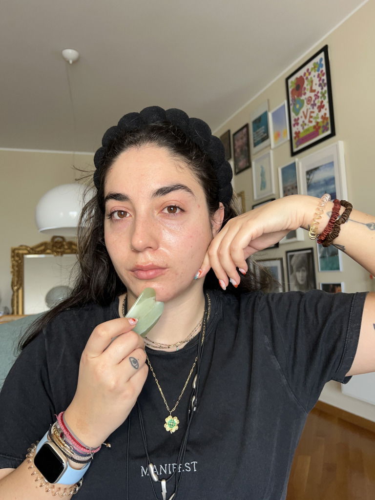 prepstep1--- | Live That Glow Journalist Fani Mari shows how to use a gua sha on your chin