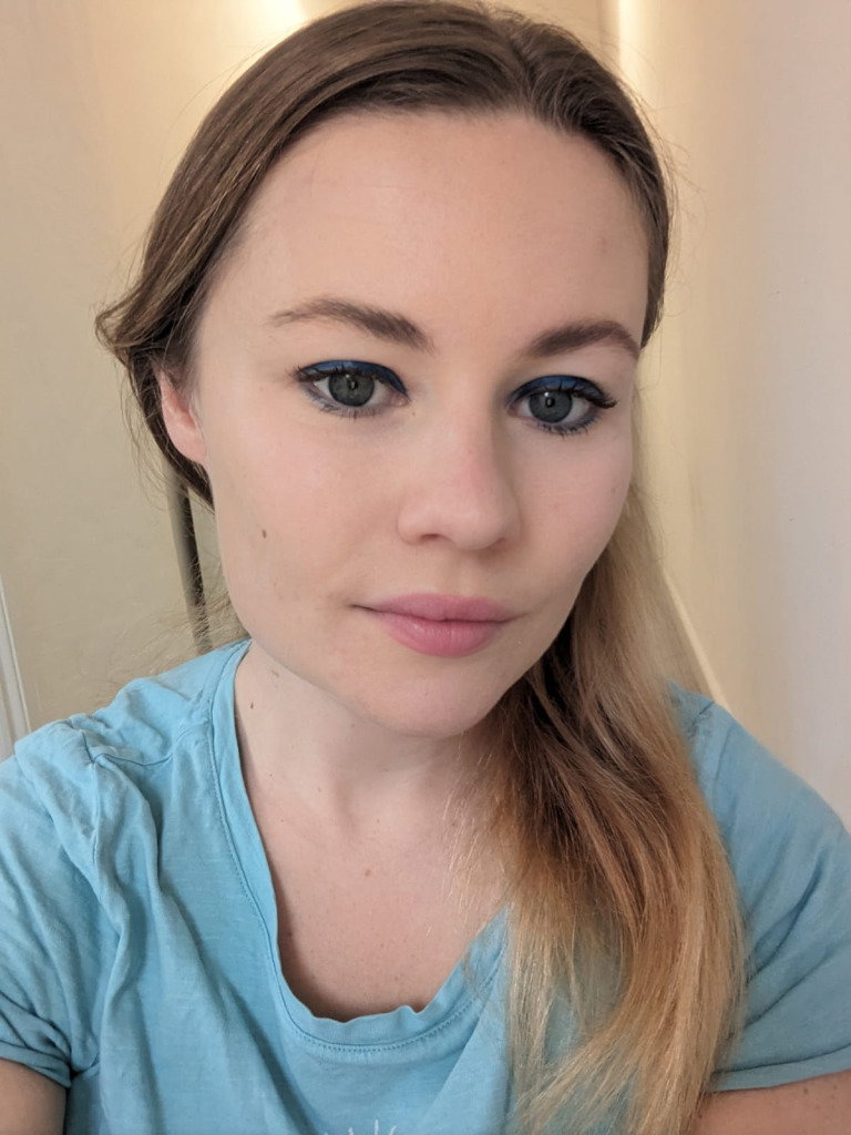 Blue eyeshadow | Live That Glow Journalist Shannan Sterne uses blue eyeshadow on blue eyes