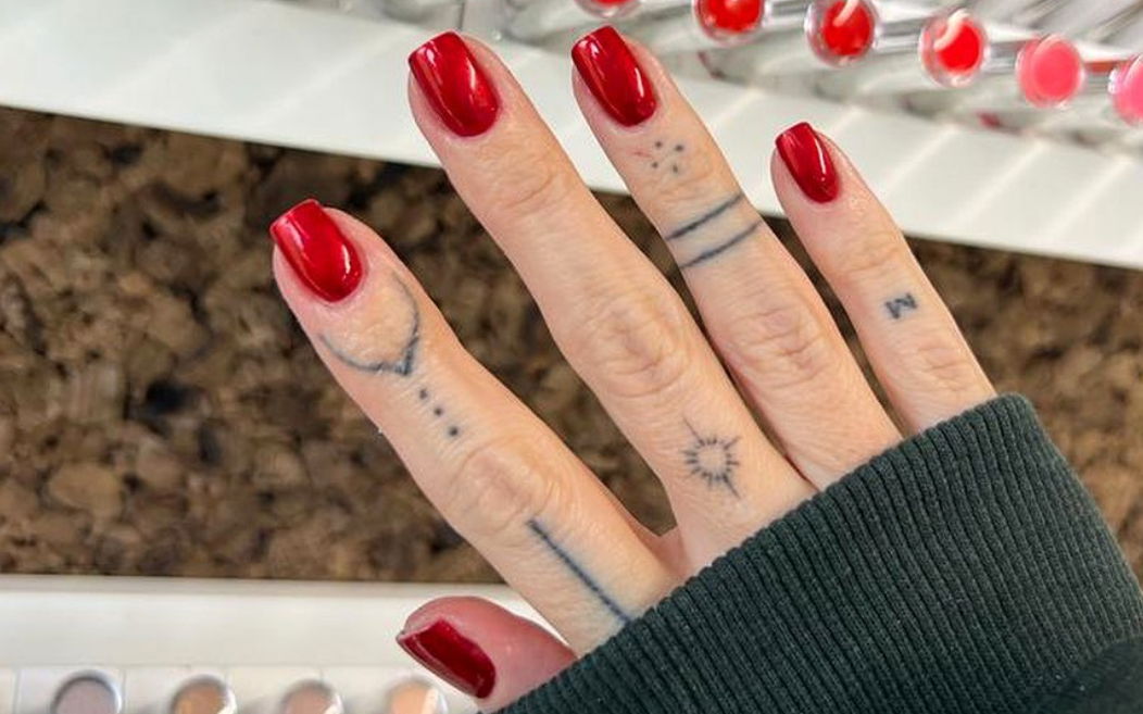Classic red valentines nails