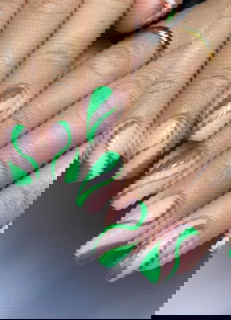 green swirl nails gloss