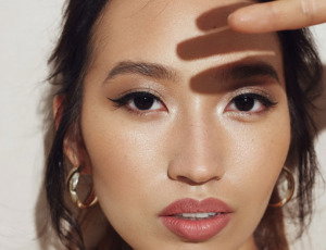 | Live That Glow Model wearing winged eyeliner and magnetic lashes showing the finished look