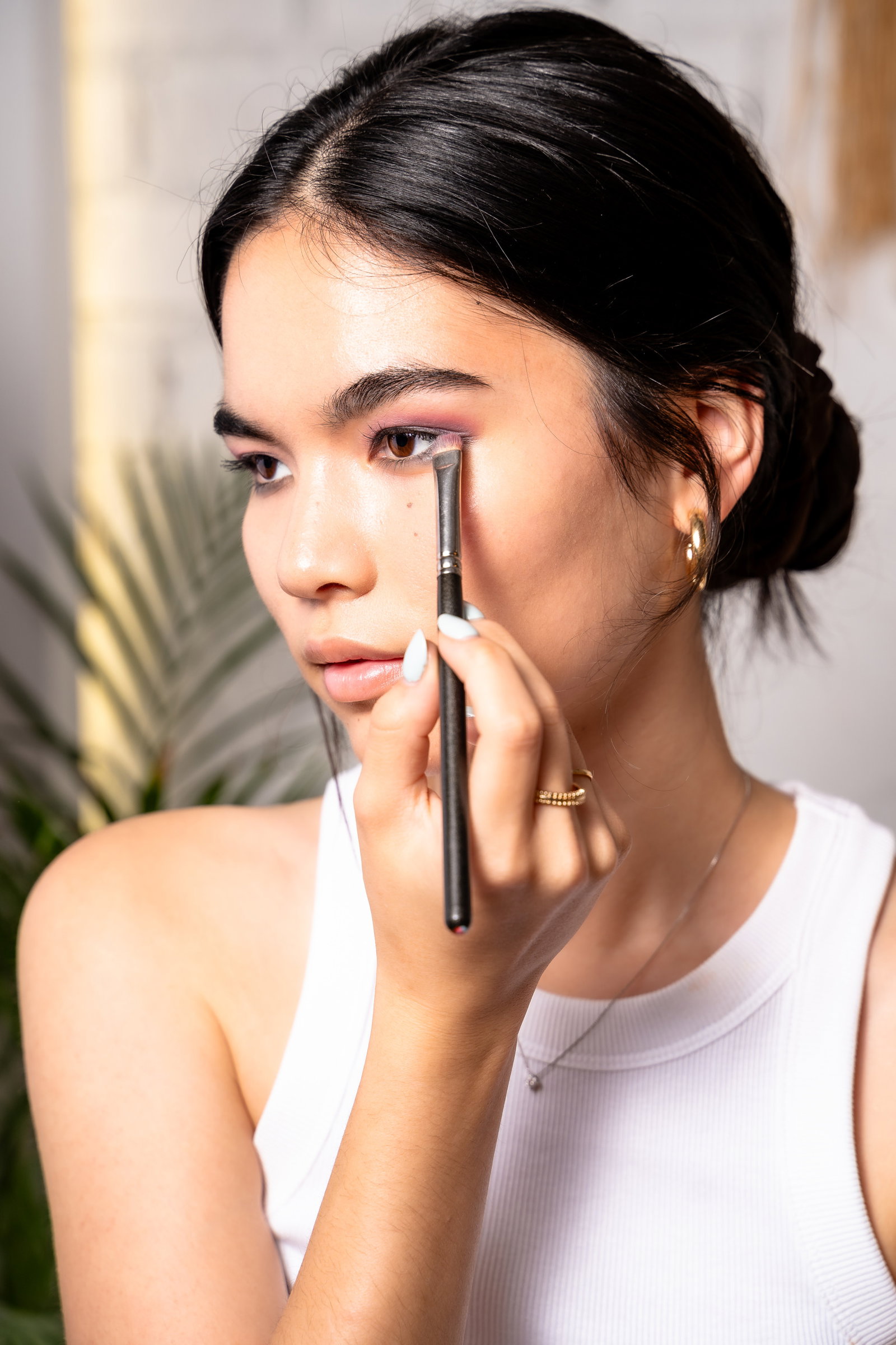 Girl showing how to apply eyeliner for a smokey eye