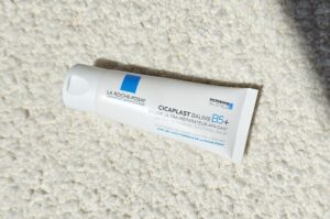 la-roche-posay-cicaplast-baume-b5-product-close-up | Live That Glow Close-up of La Roche-Posay Cicaplast Baume B5+ balm tube