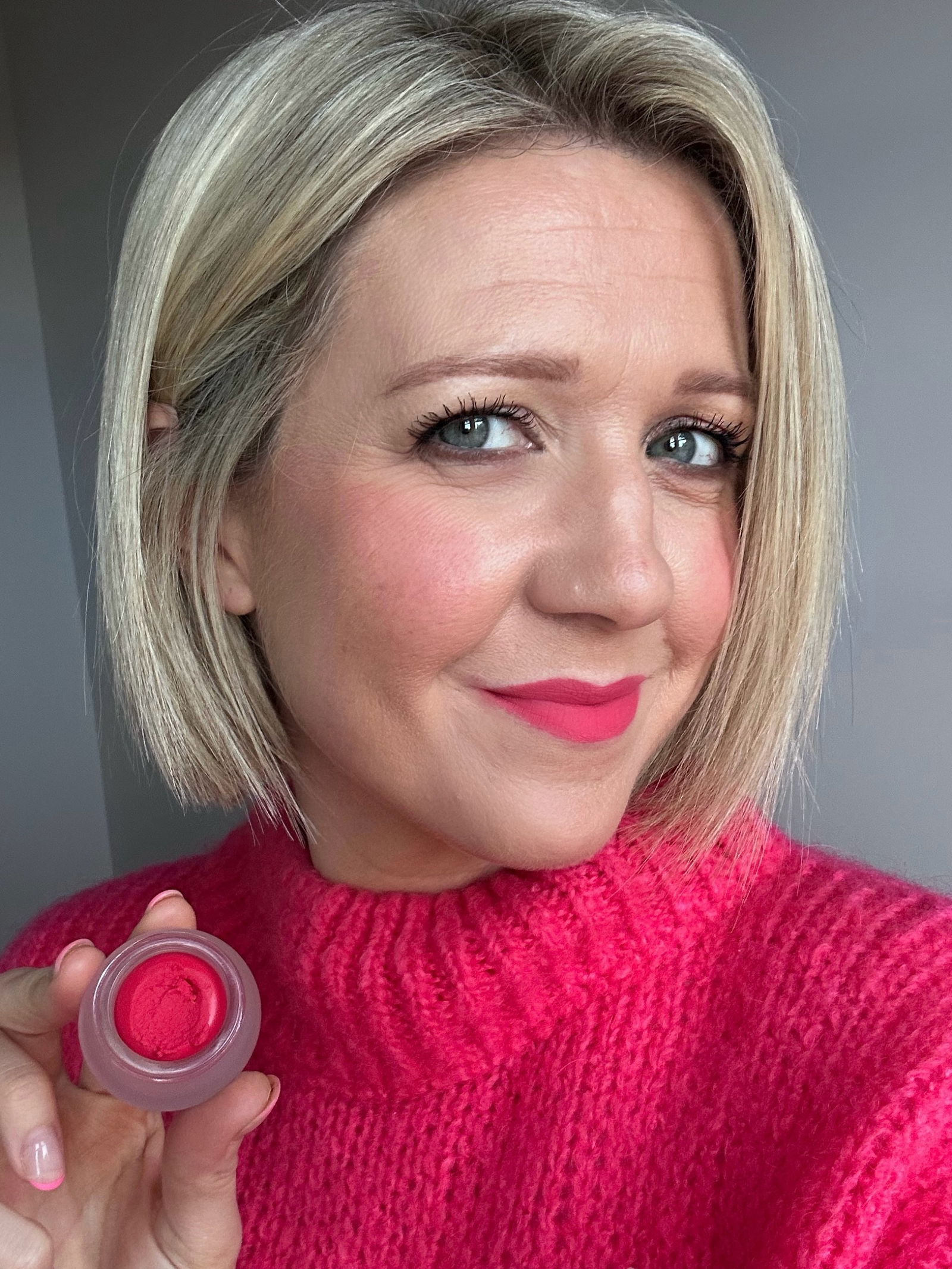 Beauty journalist Philippa pearne wearing Fwee Lip & Cheek Blurry Pudding Pot shade 'BFF'