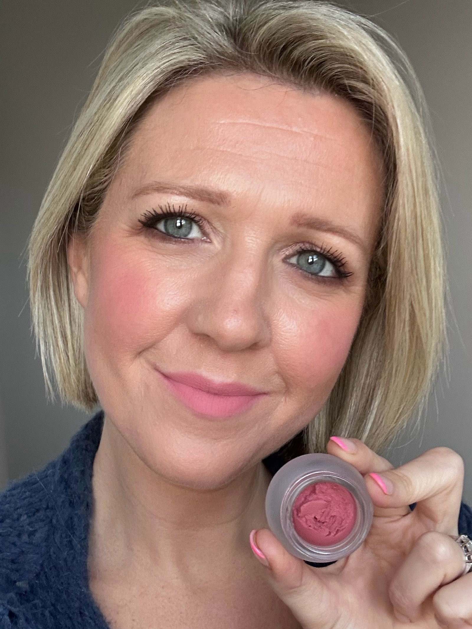 Beauty journalist Philippa pearne wearing Fwee Lip & Cheek Blurry Pudding Pot shade 'Without'