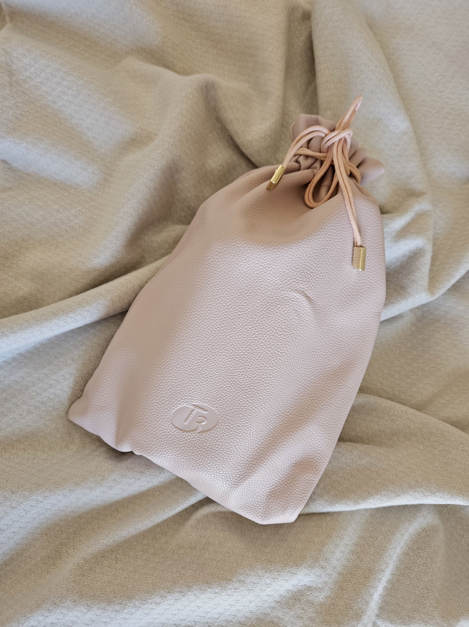 T3's Aire 360 vegan leather storage tote