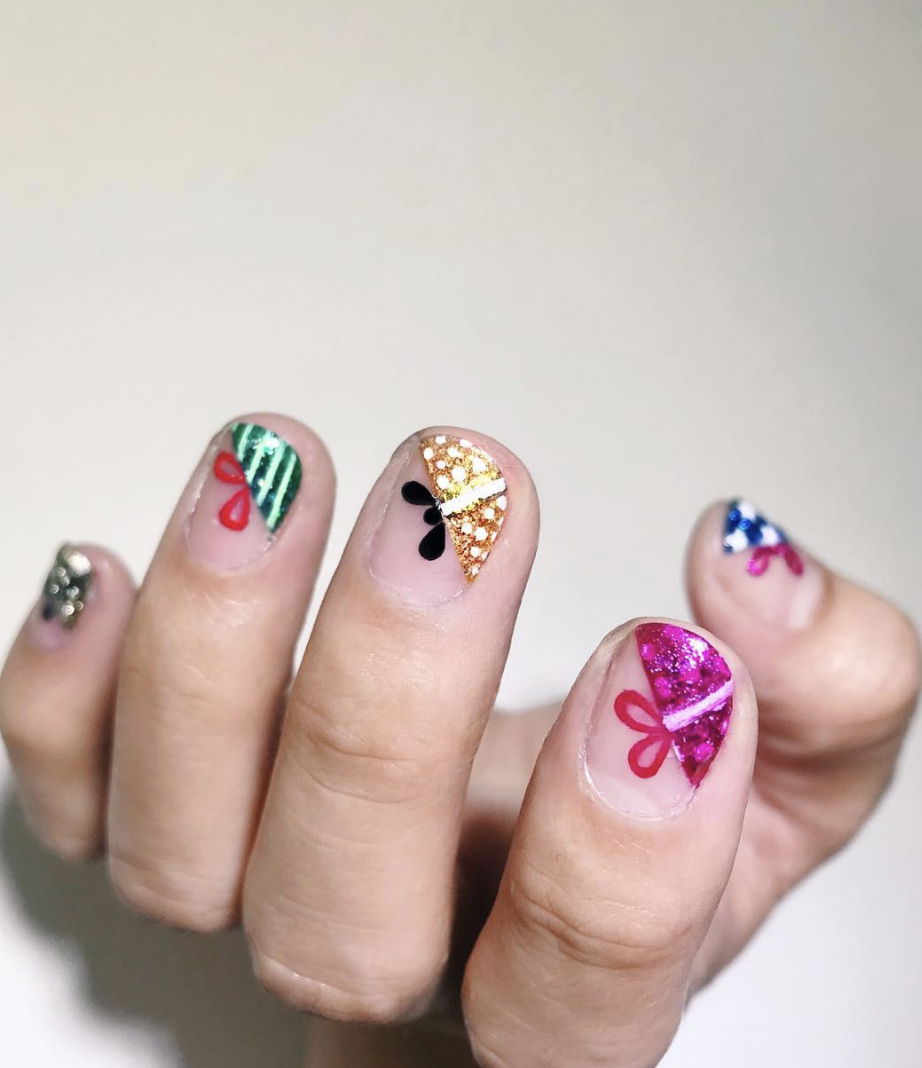 Cute Christmas nails, all wrapped up