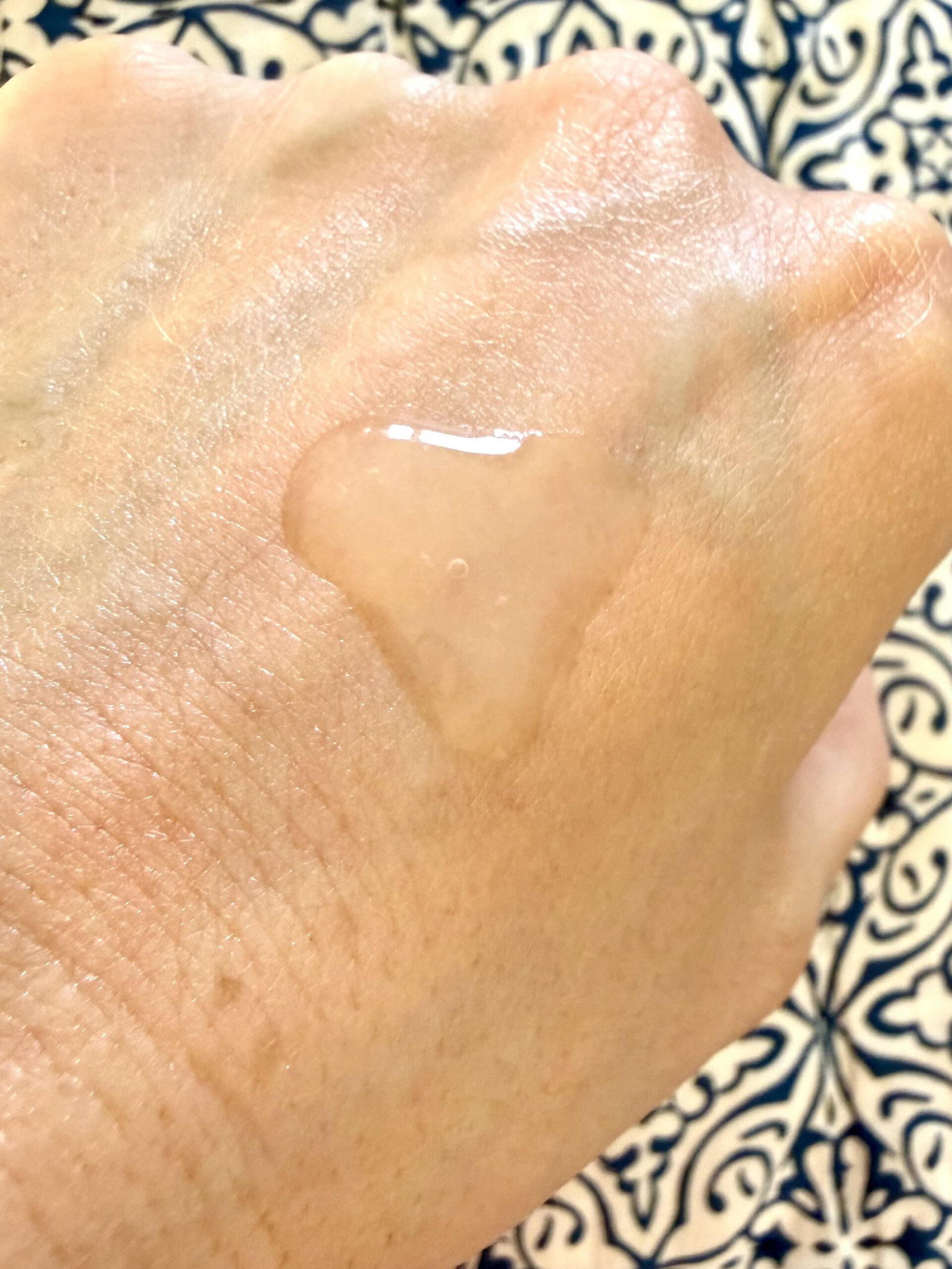 numbuzin No.5+ Glutathione Vitamin Concentrated Serum in swatch on hand