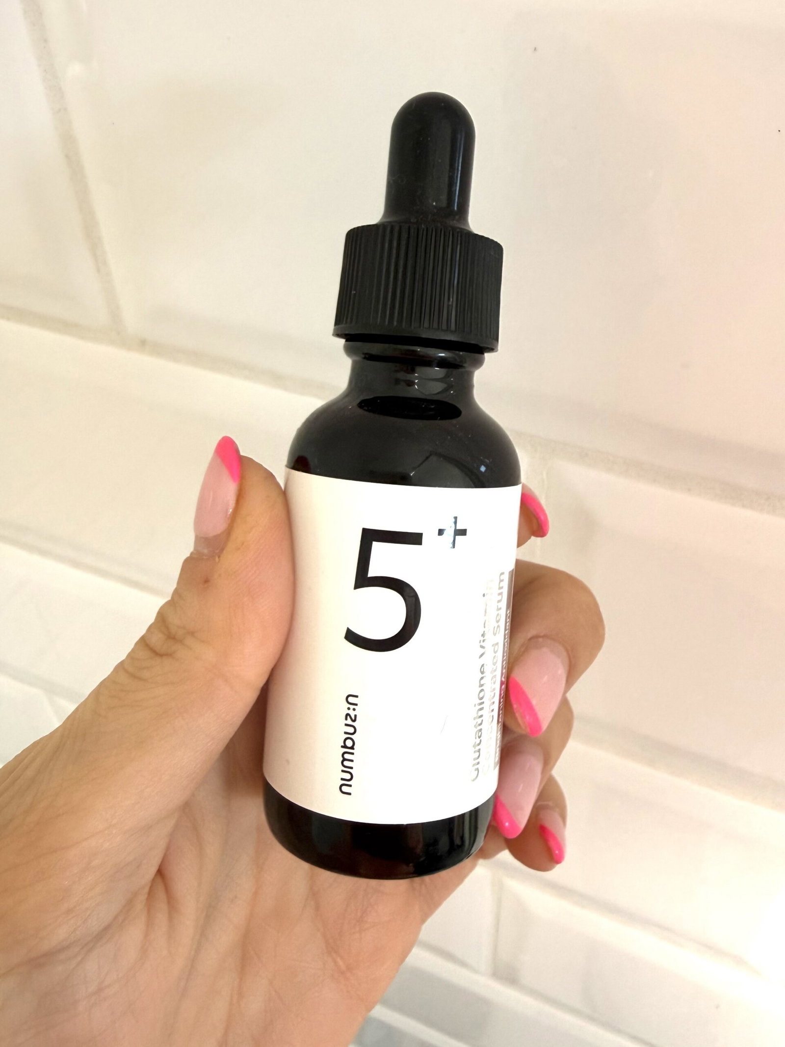 numbuzin No.5+ Glutathione Vitamin Concentrated Serum in hand