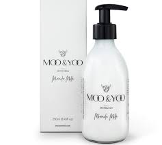 White Moo & Yoo pump bottle next to its matching box, product packaging shown.