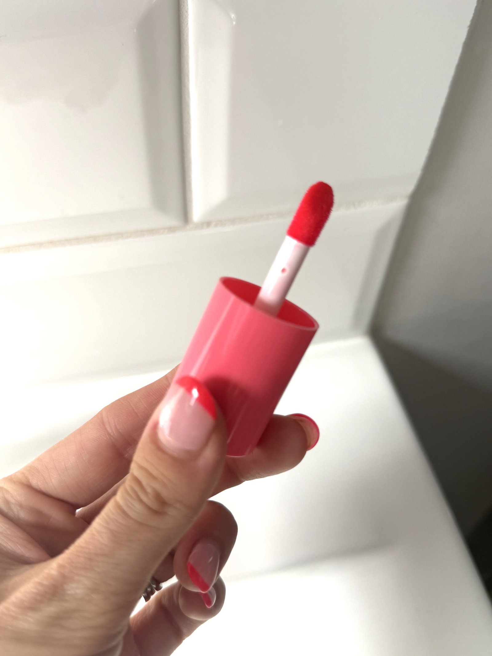 elf-sheer-for-it-blush-tint-applicator | Live That Glow Close-up of the e.l.f. Sheer For It Blush Tint applicator used on lips and cheeks.