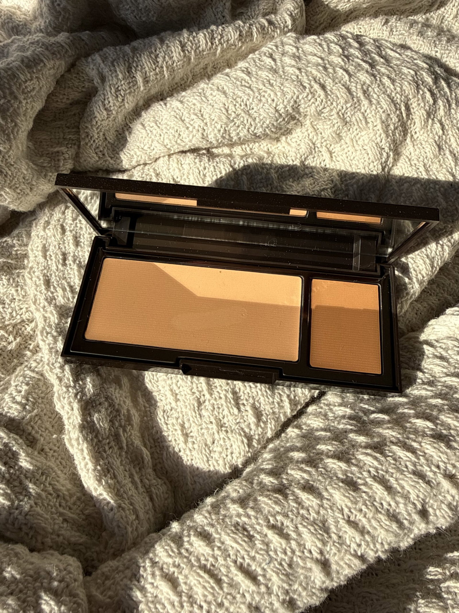 studio-10-foundation-compact-dual-shadesjpg | Live That Glow Studio 10 Skin Repair Perfect Canvas Treatment Foundation compact showing the two blendable foundation shades for colour matching.